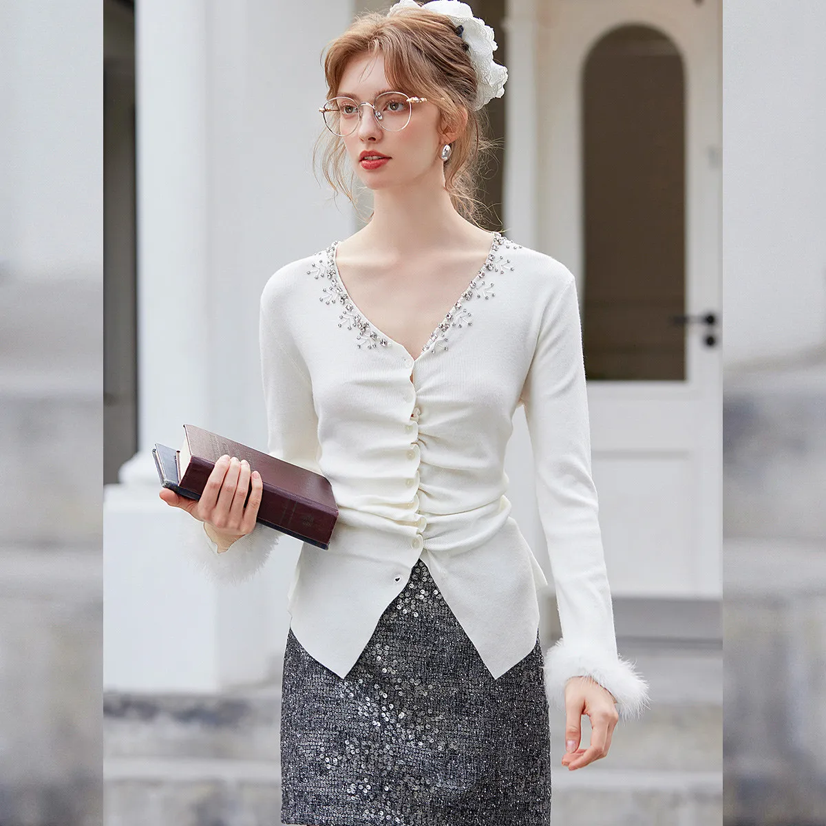 ルイ・ヤオ エレガントVネック レディースニットウェア 2025年秋ファッション ビーズ刺繍プリーツシェイプデザイン 毛足の長いカフス付きニットカーディガン