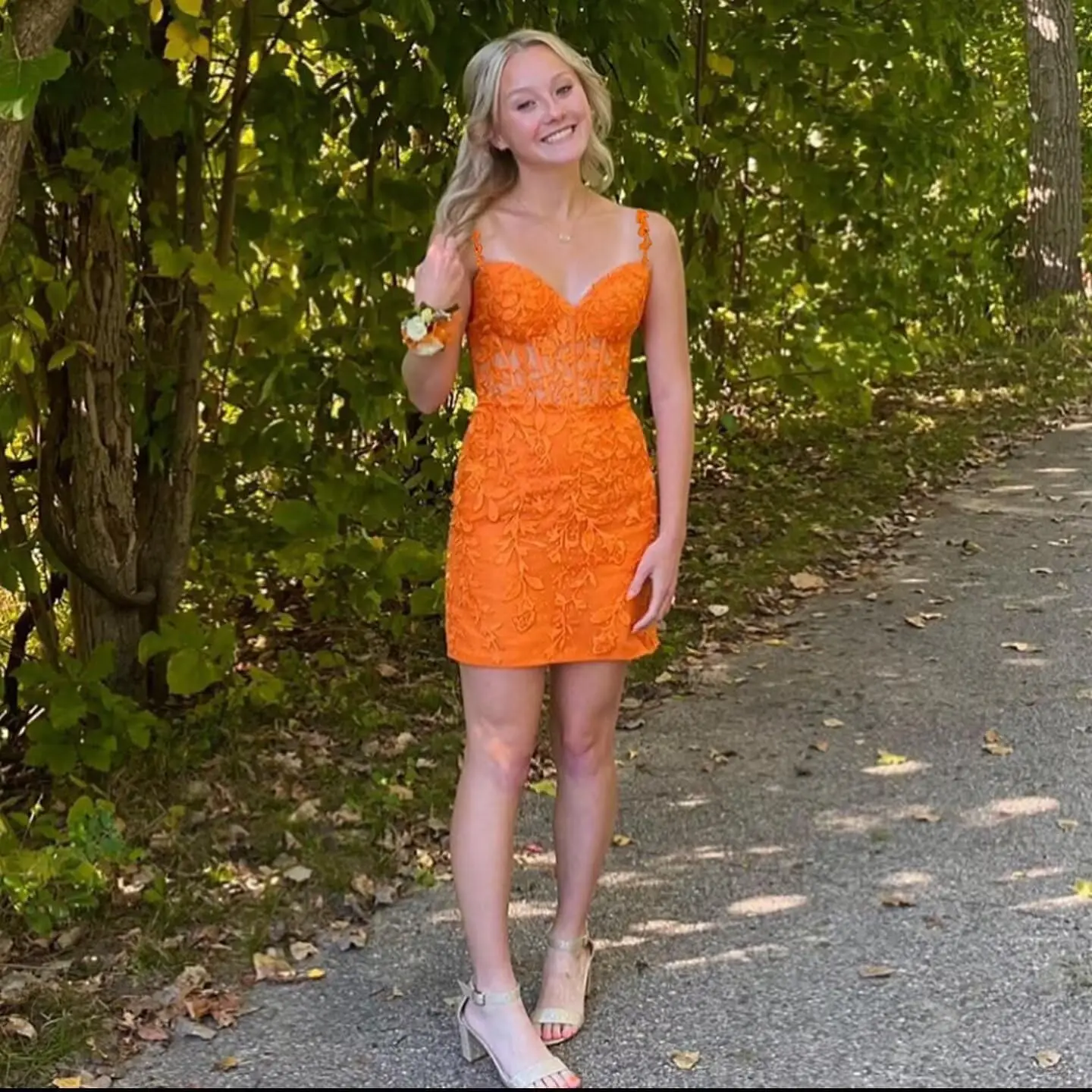 Col en v au-dessus du genou, Mini robes de soirée courtes en dentelle serrées pour adolescents 2024 Mini bal de promo Cocktail pour femmes