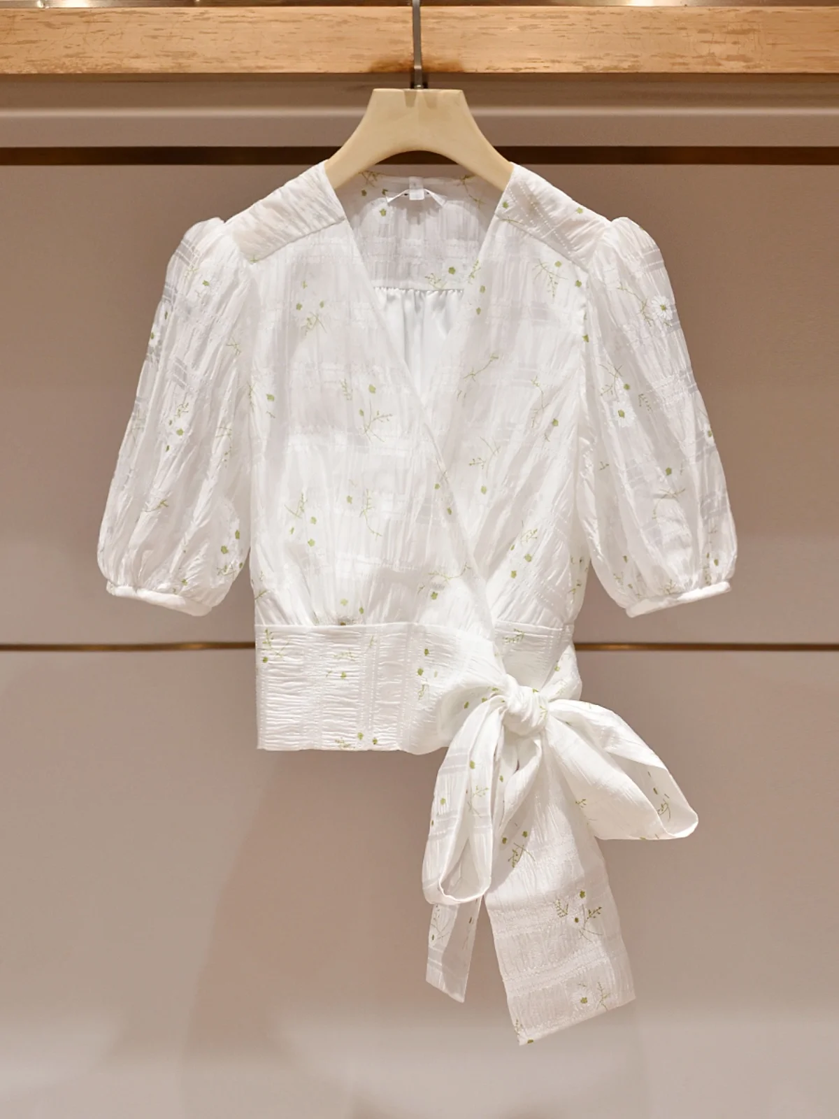 

Korean Sle ort Bubble Sve V-Ne Women's irt Knot Floral Print Ele Faionable Summer New Arrival