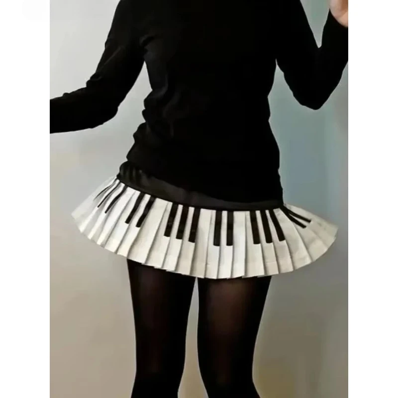 Mezza gonna a pieghe vintage a tema pianoforte in bianco e nero stile dolce e piccante primaverile con una figura lusinghiera e dimagrante