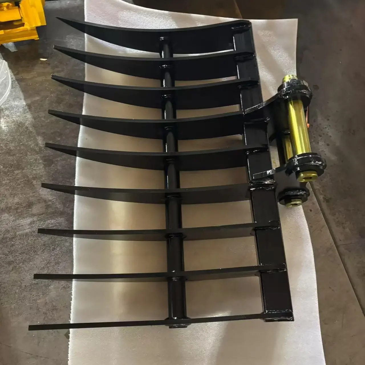 

Mini Excavator Rakes for Efficient Farming Root Rake Bucket with Pump for Farming and Sieve Bucket