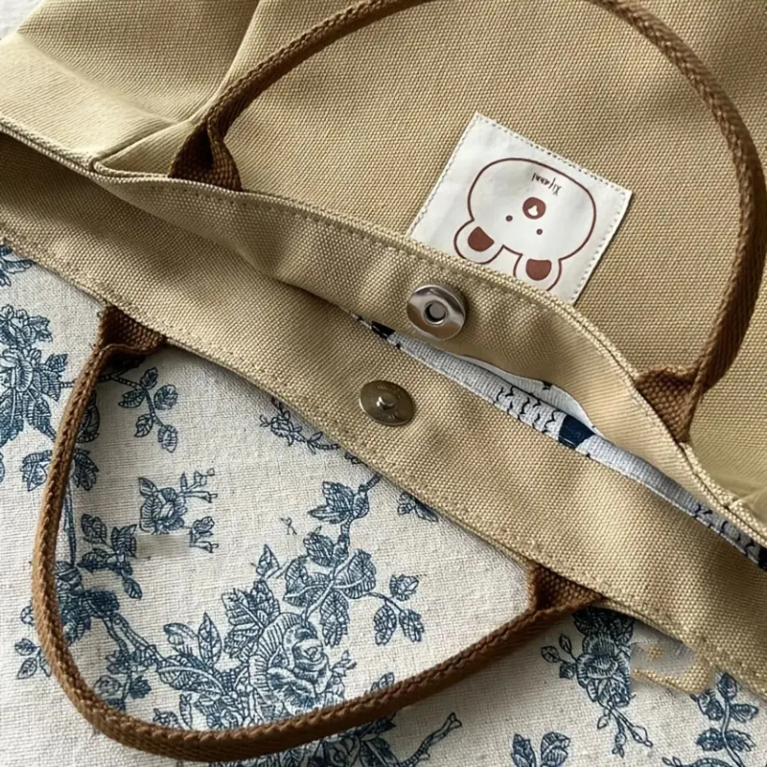 

Ideal for shopping and picnics, this perfect canvas casual handbag with an adorable bear pattern is a must-have for women. Carry