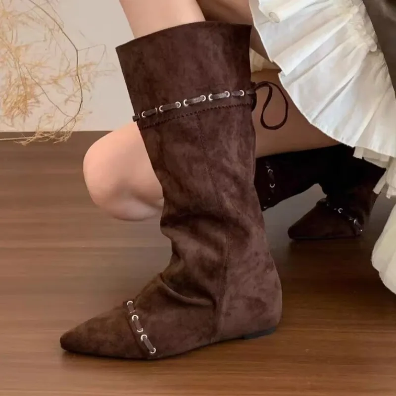

Ботинки внутри, одинарные ботинки, осенние новые замшевые высокие ботинки с острым носком и заклепками на шнуровке, мягкая подошва, противоскользящие износостойкие высокие ботинки