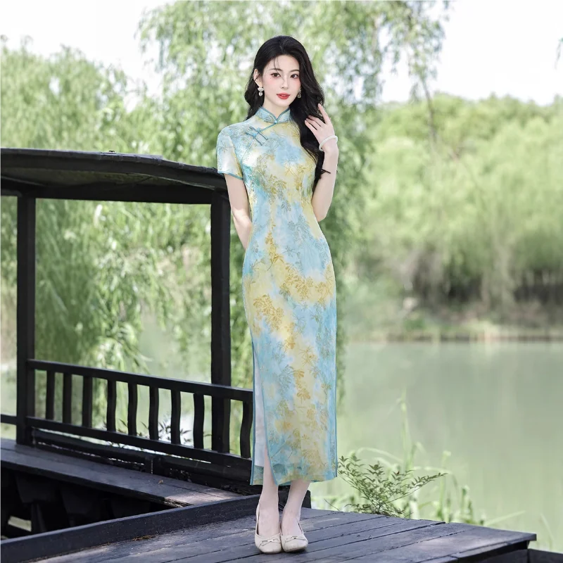 

Новое современное премиальное роскошное длинное платье-ципао 2026 года, светло-голубое, для вечеринок и свадеб, с рукавами, в стиле сексуального чонсама, отличного качества.