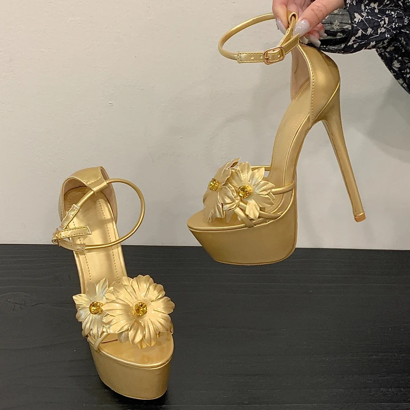 Eilyken مصمم زهرة سوبر خنجر عالية الكعب النساء الصنادل موضة مشبك حزام مأدبة أحذية الحفلات الصيف الإناث مضخات