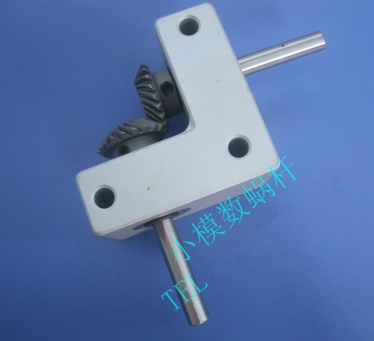 1Set 90 Degree Converter Speed Ratio 1:1 Small Spiral Bevel Gear Box output shaft ：6mm rectangular commutator