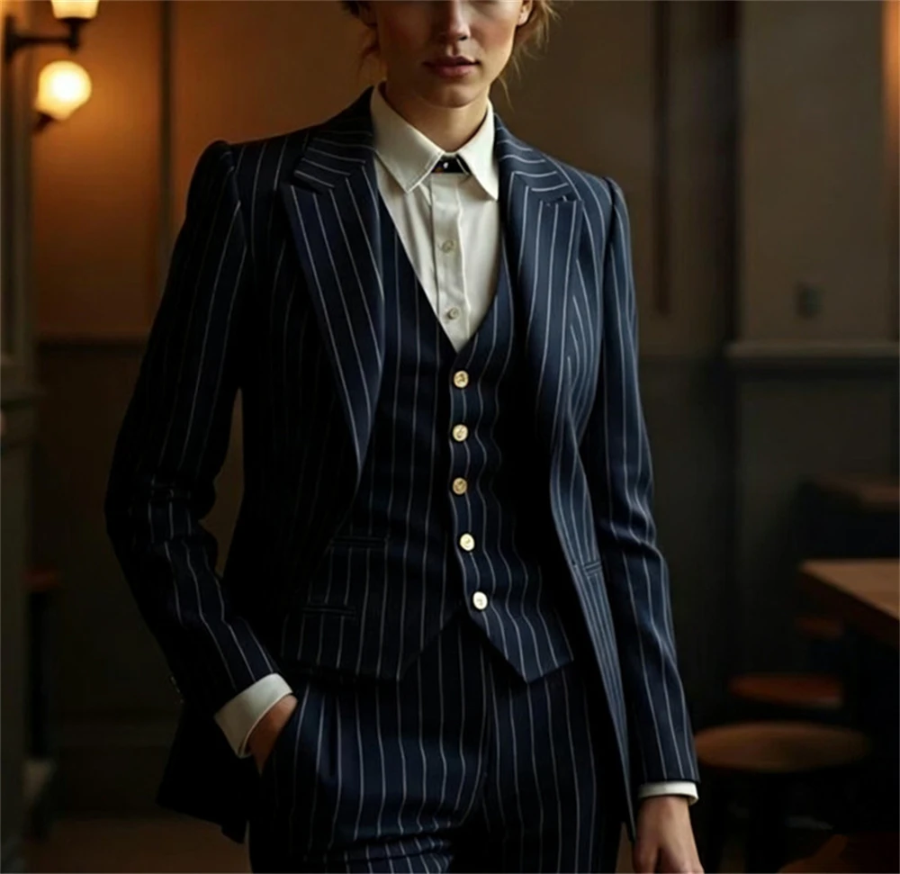 

Костюм женский в полоску темно-синего цвета, 3 предмета: пиджак, жилет, брюки. Формальный деловой костюм для офиса и торжественных мероприятий, приталенный крой.
