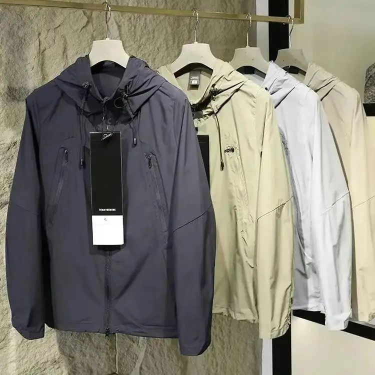 

Функциональная весенне-летняя новая легкая дышащая мужская куртка с капюшоном, ветрозащитная, с защитой от солнца, приталенного кроя...