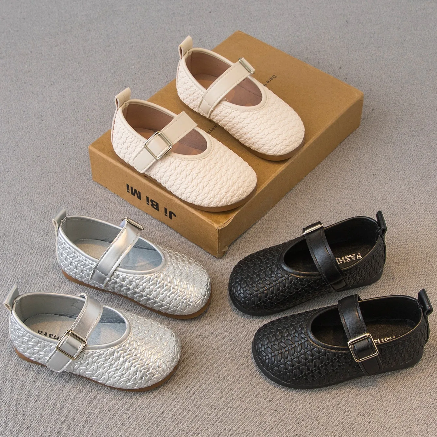

Little Girls Soft Leather Shoes with Buckle 2026 New Summer Toddler Ballet Flats Soft Sole Simple Classic Kid School Dance Shoes
