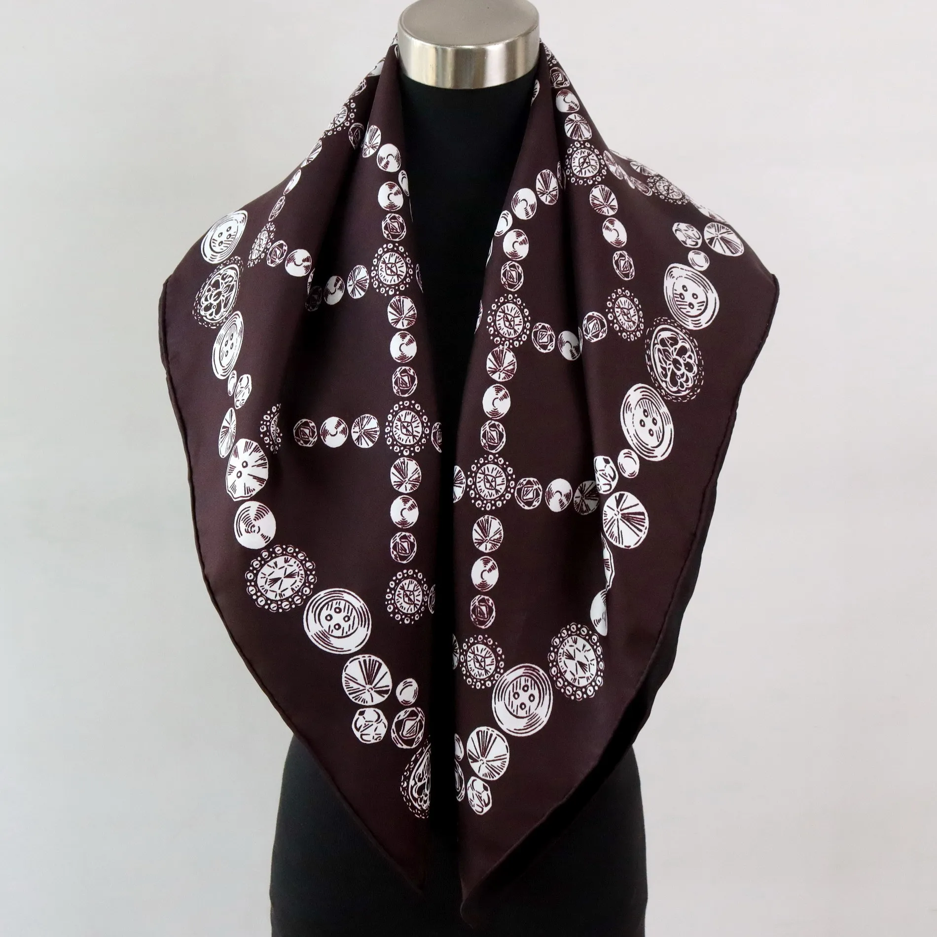 

High-end Elegant Women Fine Jewelry Letter Double-sided Print Quality 18MM Twill Silk Hand-rolled Edge Large Square Scarf Shawl