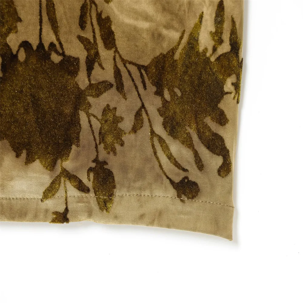 Nieuwe herfst- en wintercollectie voor dameskleding: afslankende geplooide jurk met schuine schouders in retrostijl