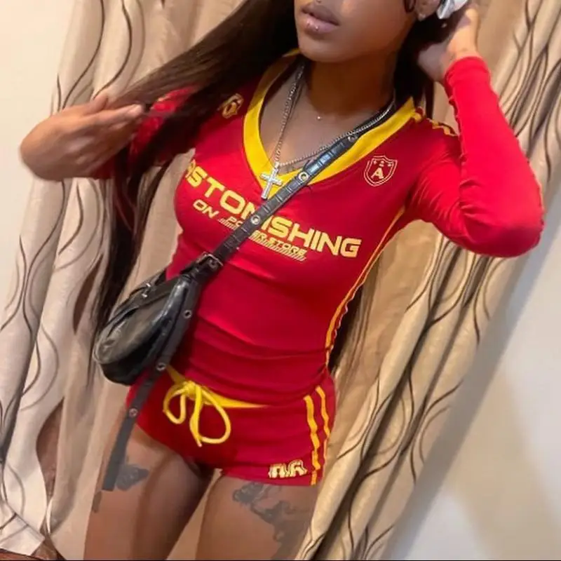 2025 Set di abbigliamento sportivo estivo, t-shirt aderente con scollo a V e pantaloncini set in due pezzi, stampa di lettere personalizzate, top da donna, pantaloncini