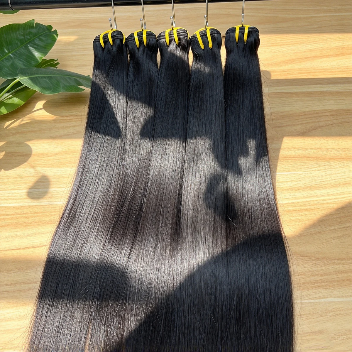 16A, glattes, unbehandeltes, reines Echthaar, 100 % Echthaar, mit intakter Schuppenschicht, zum Einnähen, natürliche Farbe, für schwarze Frauen. – Detail 1
