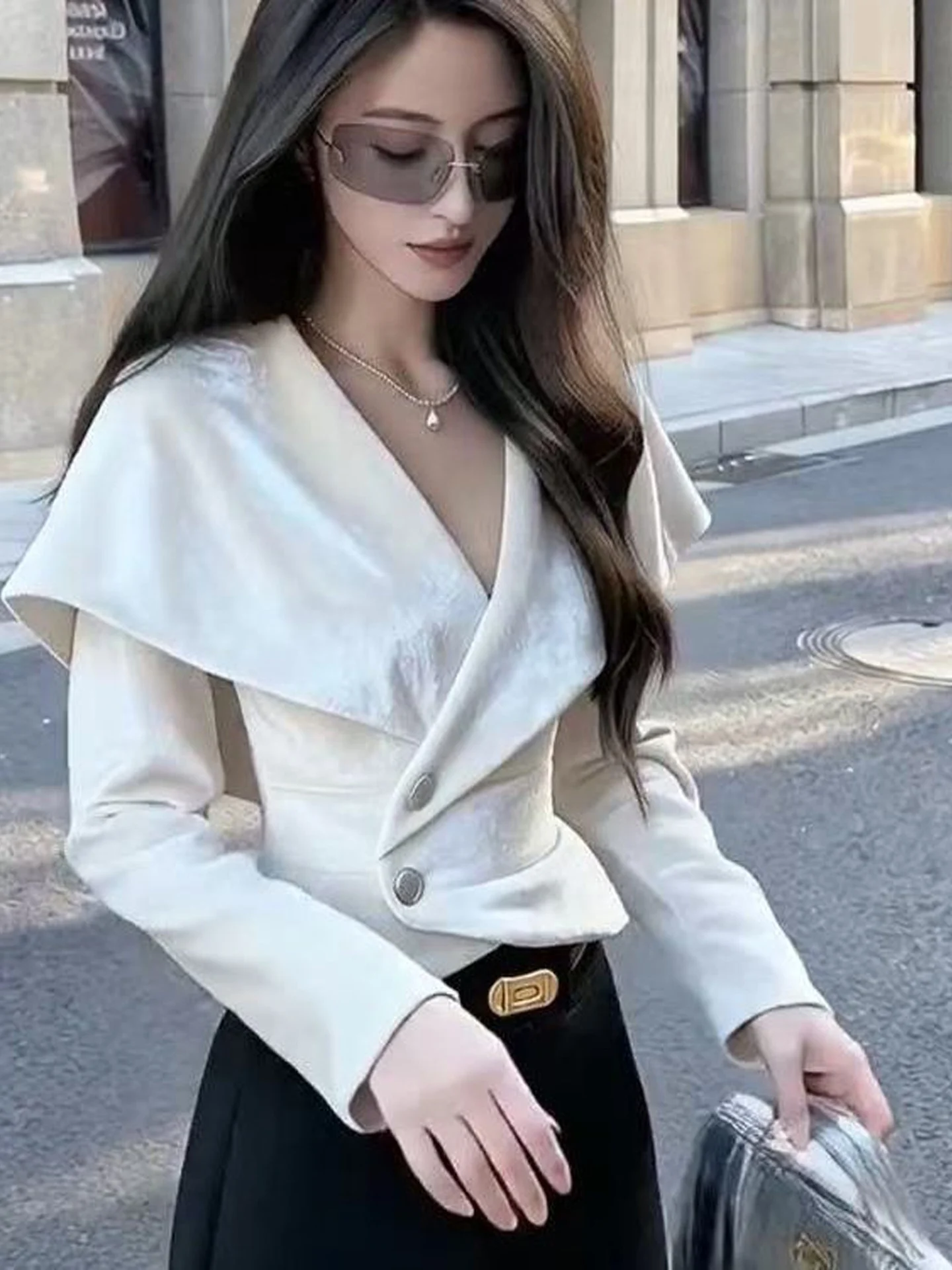 White Velvet Jacket Women's Fashionable Slim Fit Short Coat Unique Beautiful Waist-Cinching Button-Up Casual Luxury Style