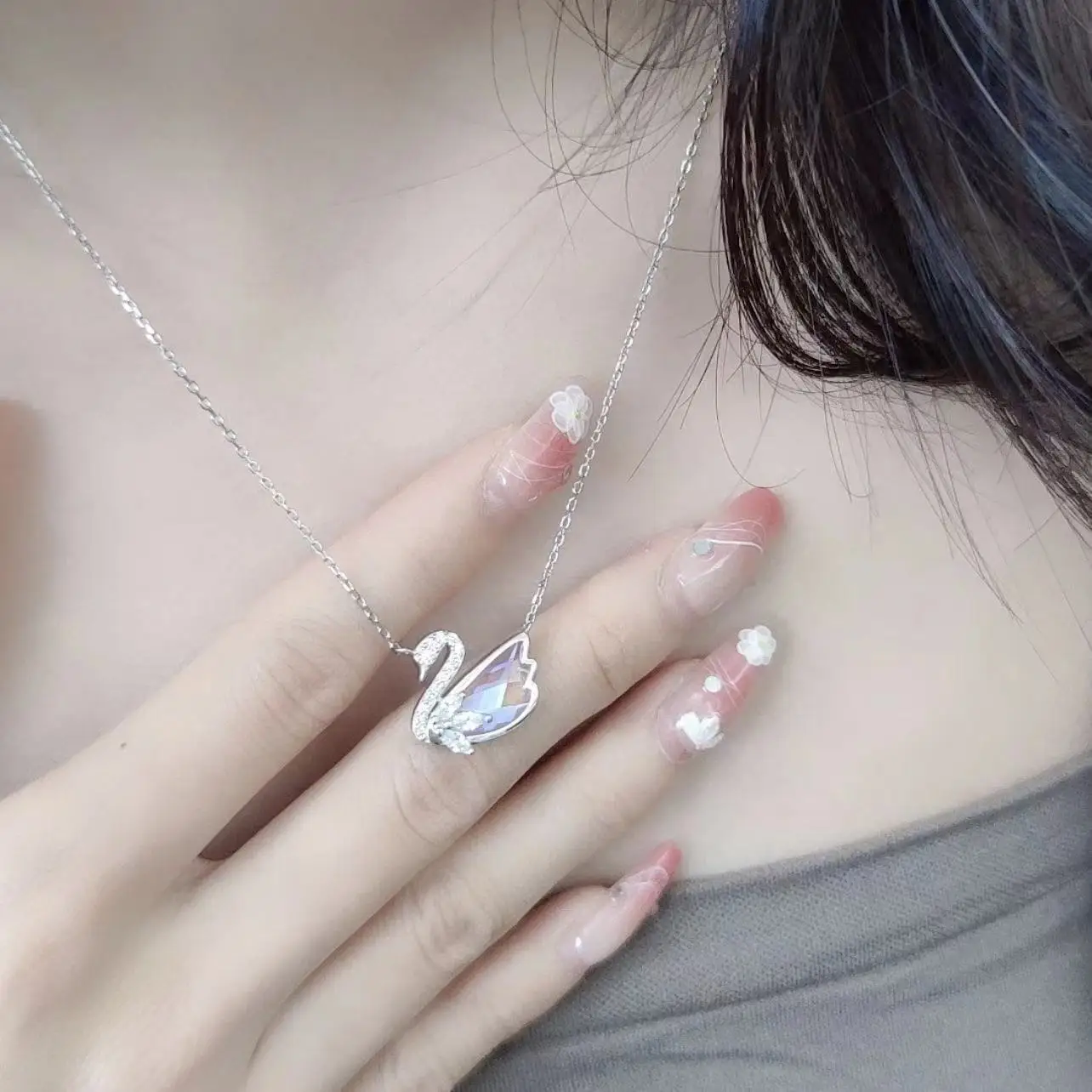 

Light Luxury S925 Titanium Steel Pendant Aurora Color-Changing Swan Necklace with Sparkling Diamonds, Niche Clavicle Chain, Gift for Girlfriend's Birthday