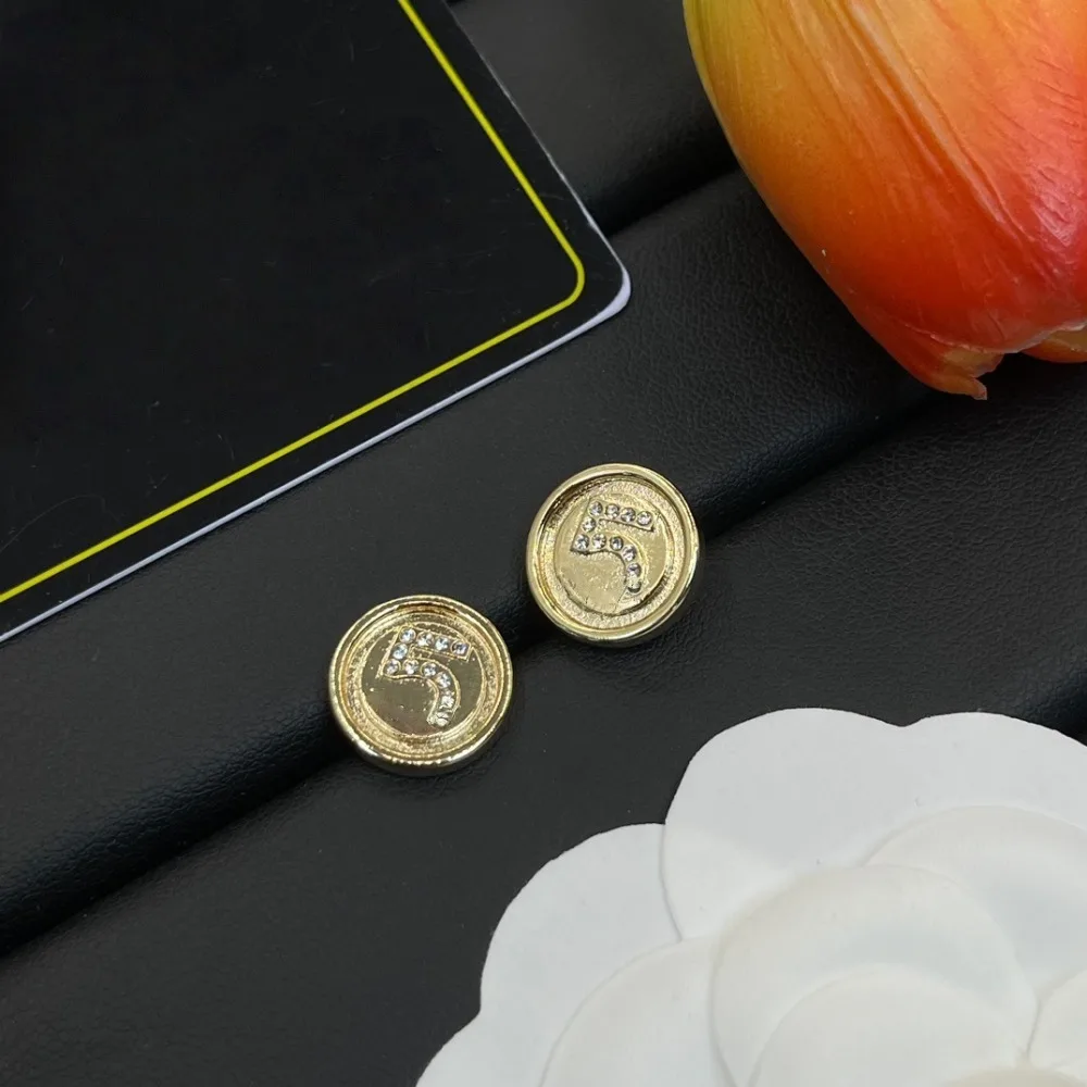 

2025 New Elegant Earrings Minimalist Smooth Shape Highlight Women Noble Temperament Chic Premium Luxury Jewelry