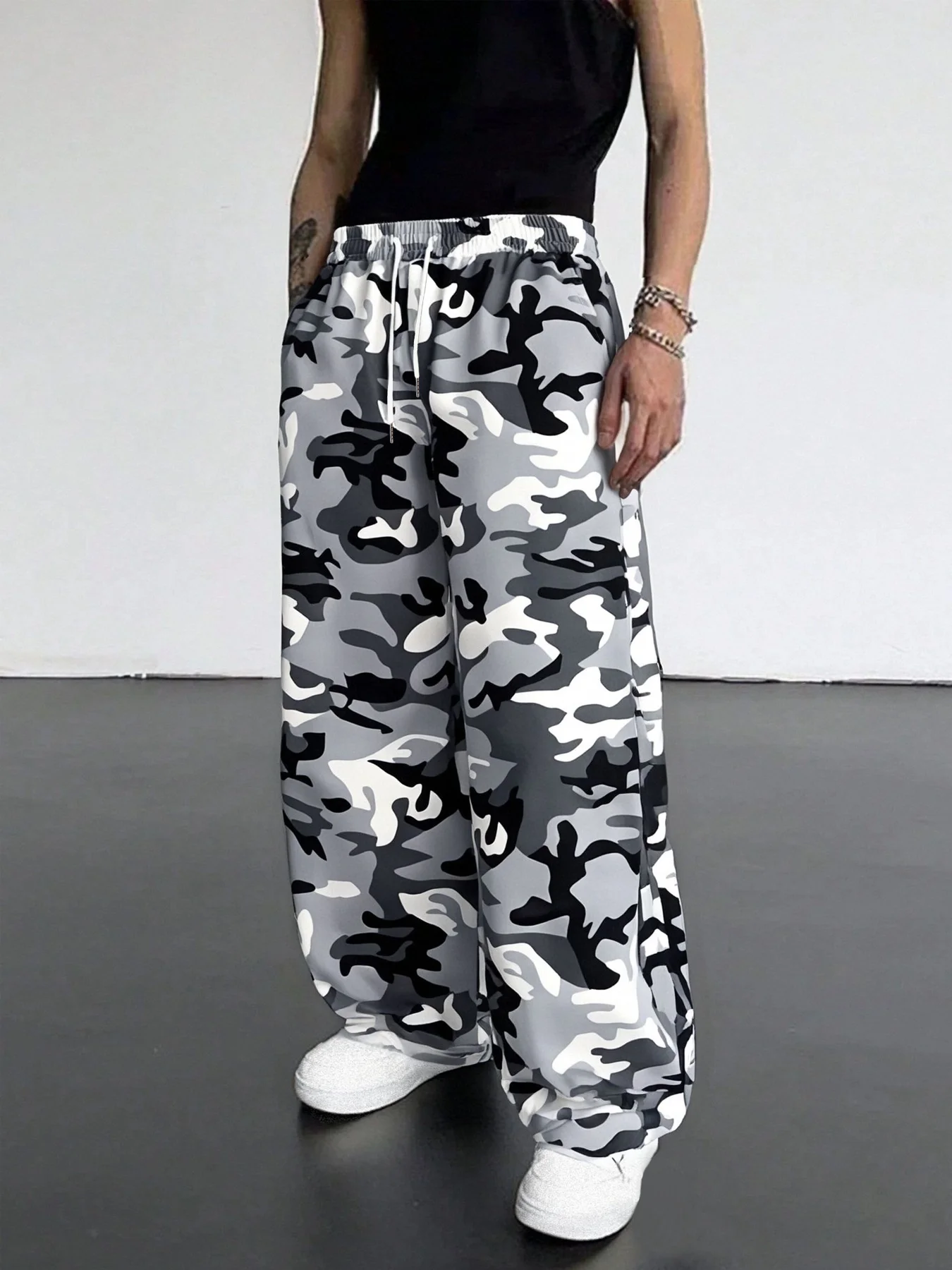 

Спортивные брюки прямого кроя в черно-белом камуфляжном стиле из комфортной, дышащей ткани. Идеально подходит для весны