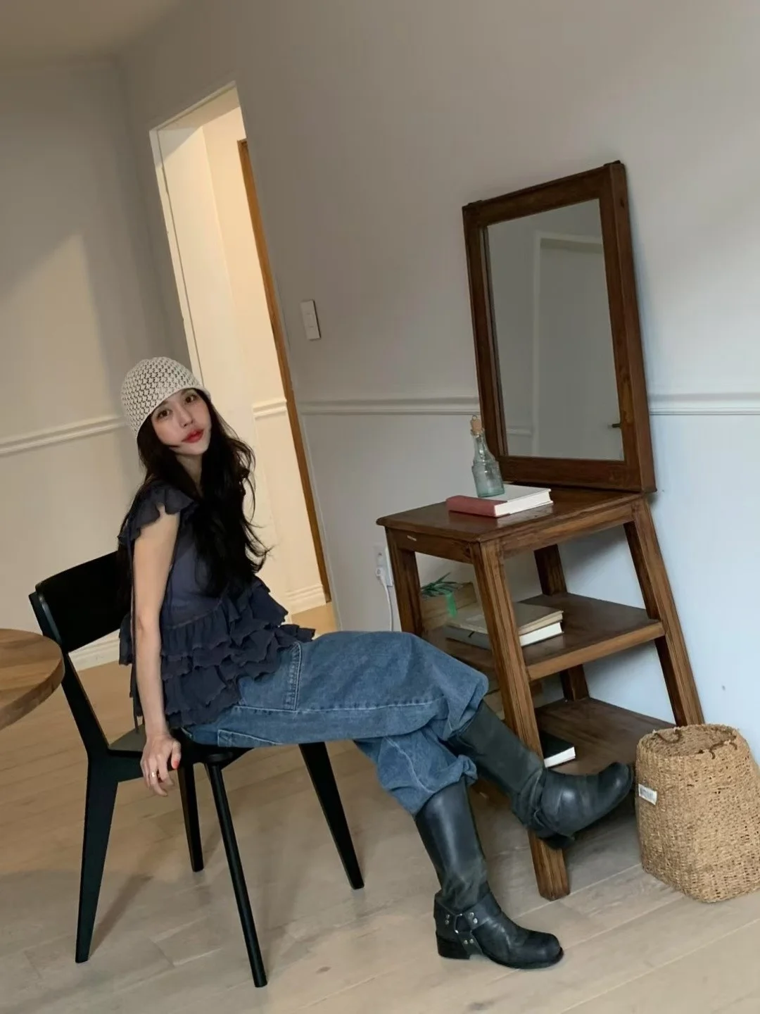 قميص نسائي فاخر جديد لموسم الربيع والصيف بتصميم عصري برقبة على شكل V بدون أكمام مع تطريز دانتيل وقصة غير منتظمة مصنوع من أليا...