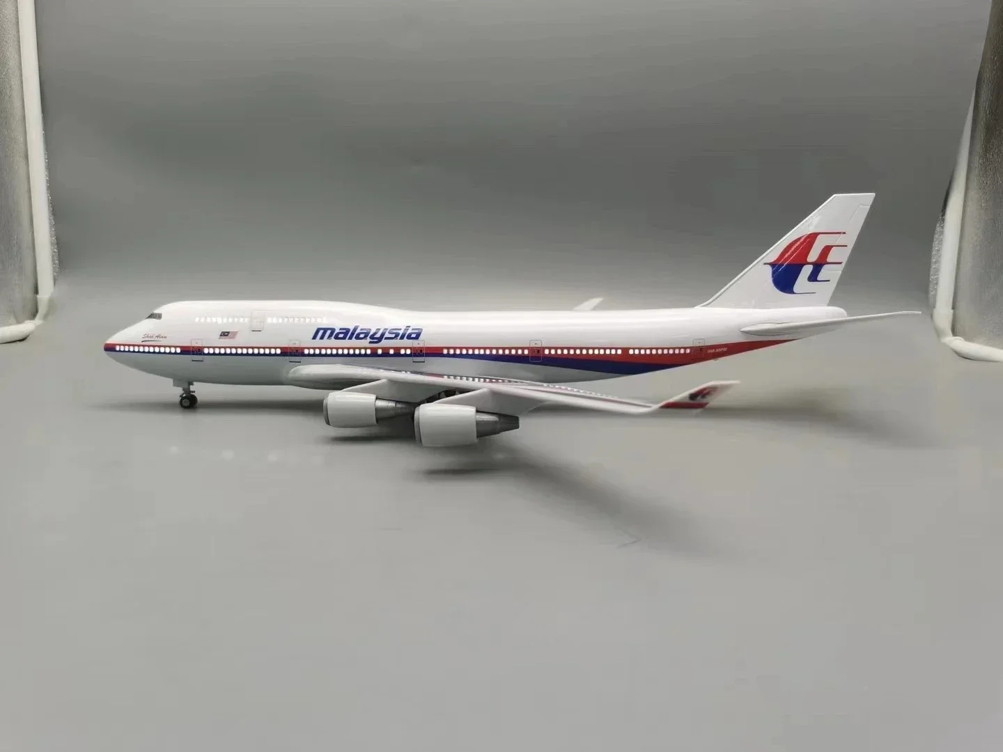 47CM 1/157 Scale Aircraft 747 B747 Malaysian Airlines Model with Lights and Wheels Die-Cast Resin Aircraft Available Toys Gift