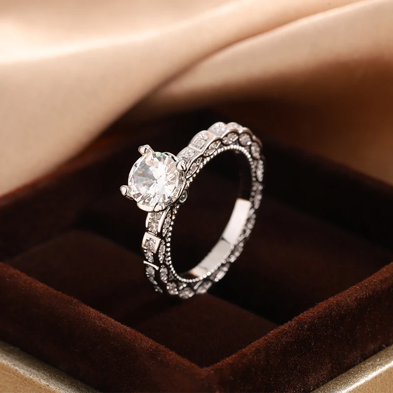 

Классическое женское кольцо с четырьмя зубцами из белого циркона, посеребренное 925, подарок на годовщину свадьбы.