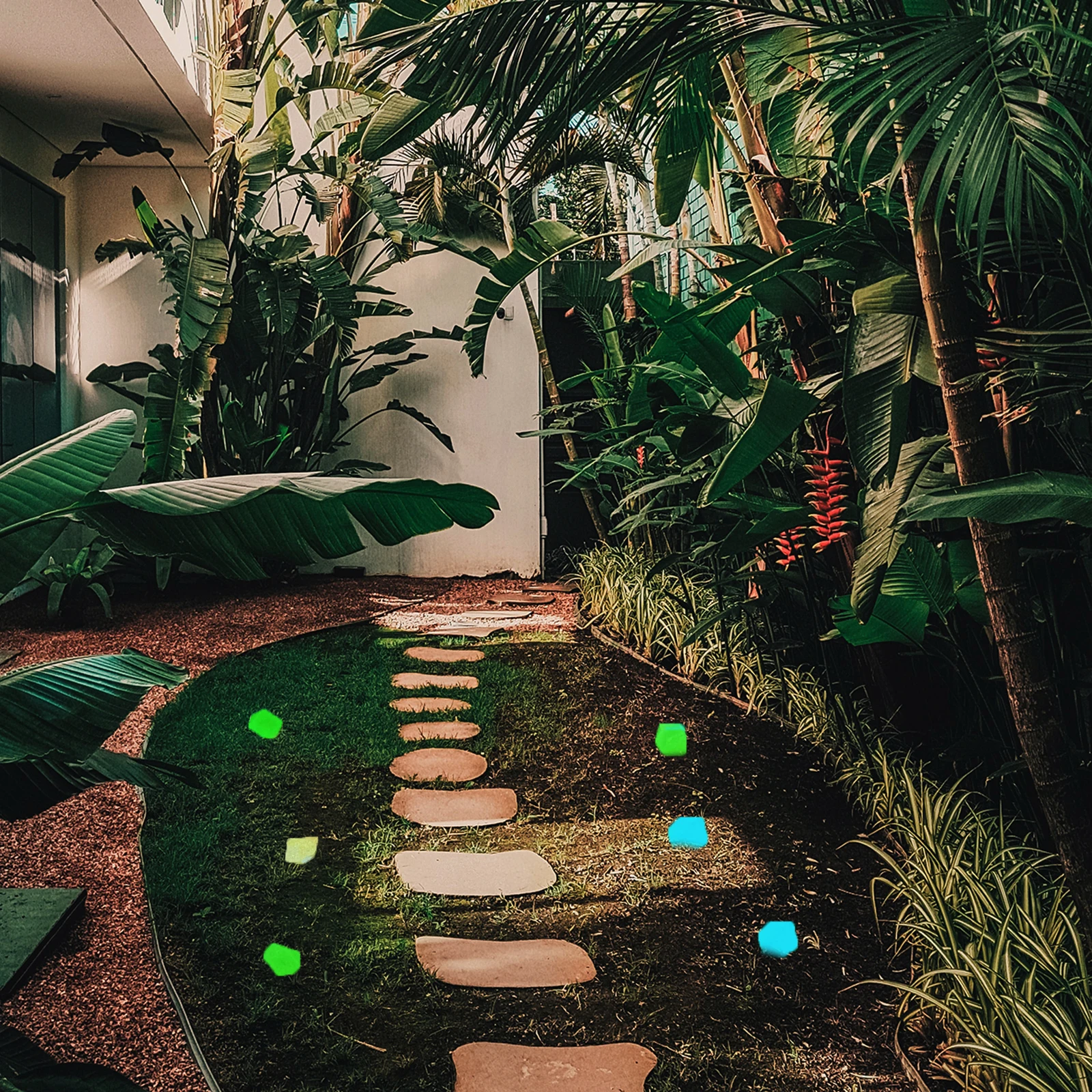 

200Pcs Luminous Aquarium Rocks Decorative Resin Stones for Vivid Fish Tank Landscaping Aquarium Stones Luminous Garden Rocks