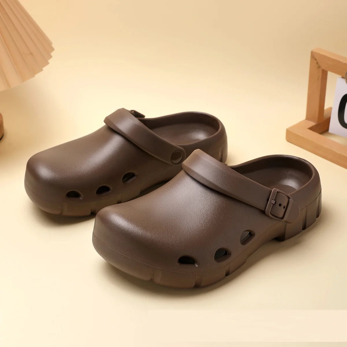 Men's Clog Shoes 2026 New Anti-Slip Breathable Cushioned Sports Platform Slippers Outdoor Wear Women Lightweight Garden Shoes