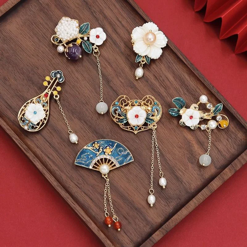 Vintage Chinese Style Round Landscape Painting Brooch For Women Mountain Shaped Tassel Rhinestone Lapel Pins Clothes Accessories