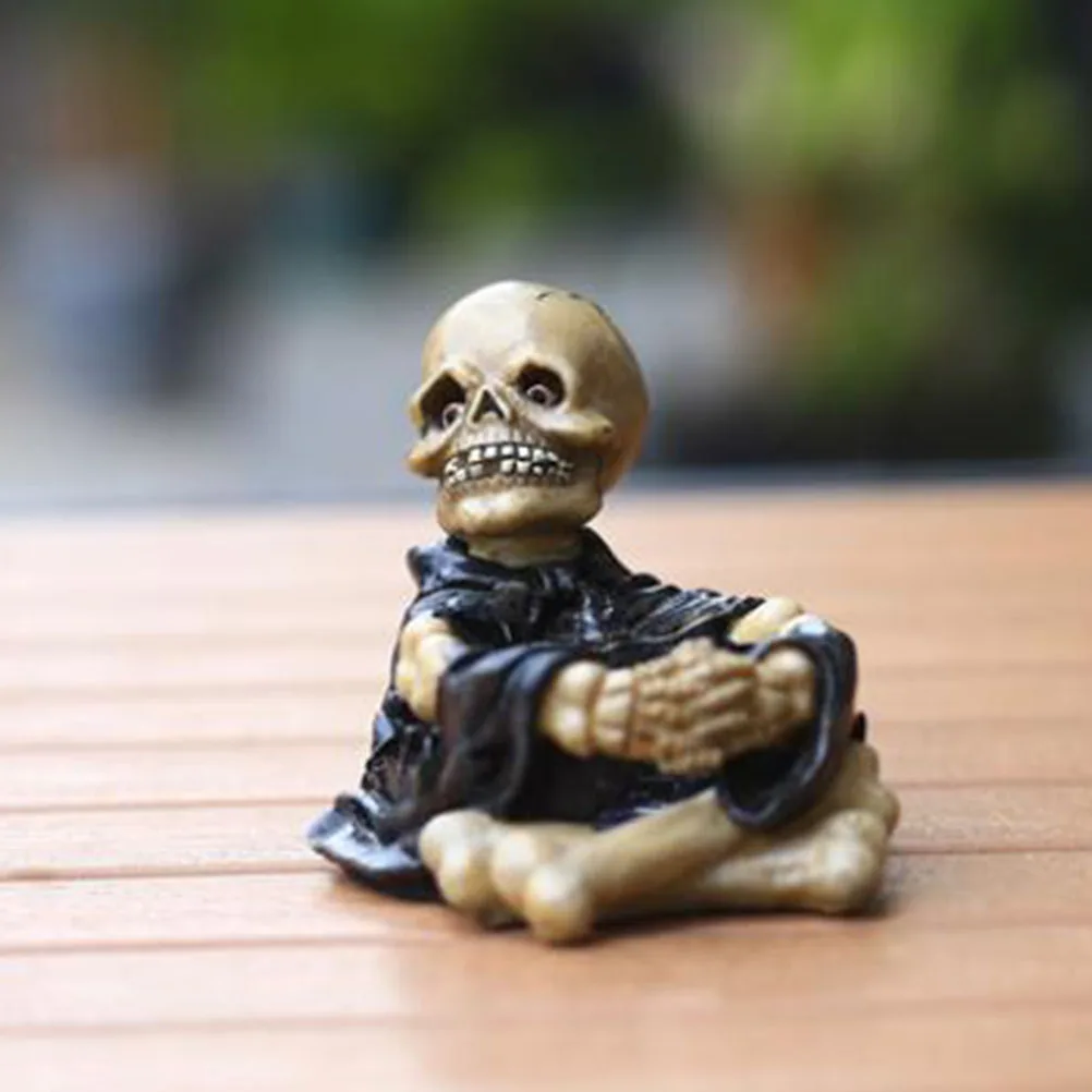 

Desktop Skull Candlestick Unique Holder Halloween Party Statue Resin Man