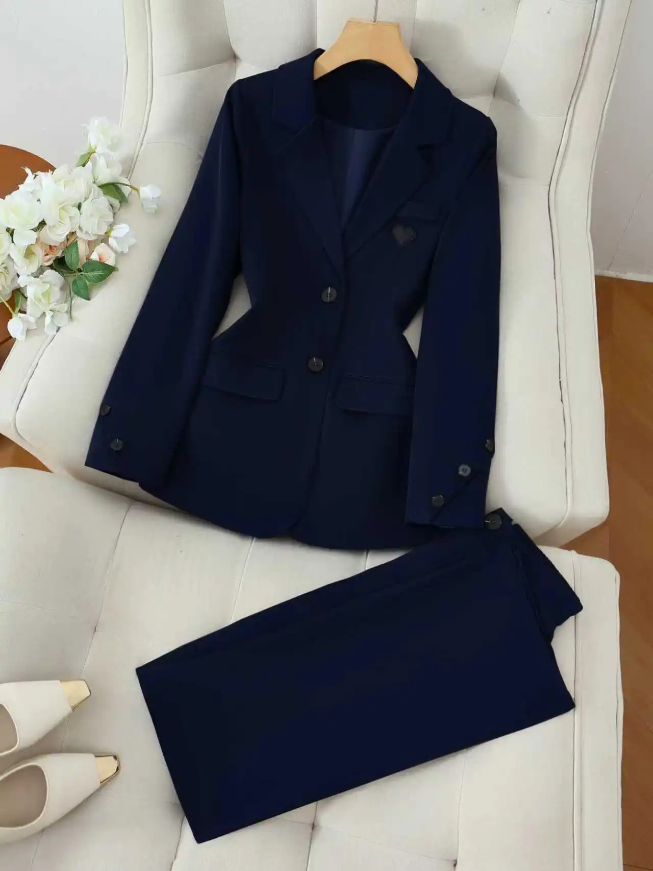 

Женский однотонный пиджак с остроконечными лацканами, украшенный сердечком, манжетами и пуговицами, топ и широкие брюки, комплект из двух предметов