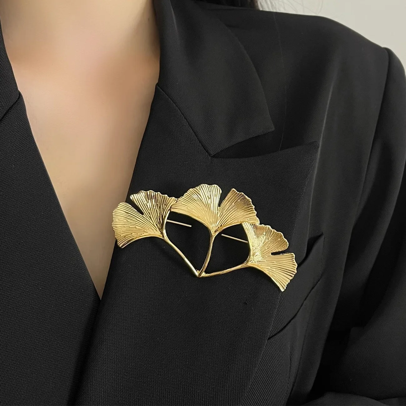 

Vintage Metal Ginkgo Leaf Brooches for Women Exquisite Fashion Suit Corsage Pins Accessories Party Jewelry Gifts