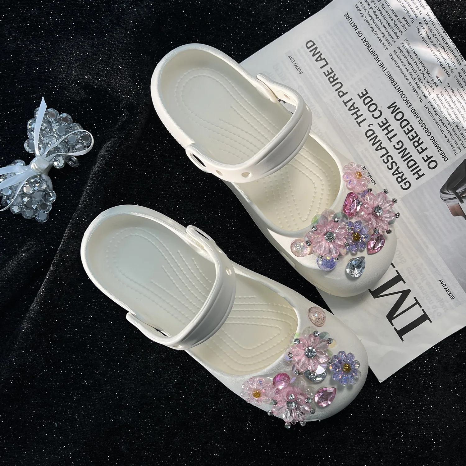 Bonitas sandalias casuales antideslizantes de verano 2026 para mujer, con diseño de racimo de flores de hadas rosas, estilo bailarina y punta cerrada, tipo pantuflas frescas.