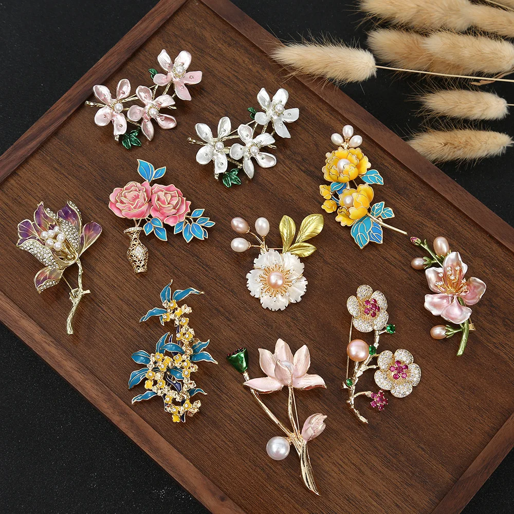 Sweet Flower Shape Lapel Pin Inlaid Shiny Rhinestones Brooches All-match Versatile Corsage Accessories Brooches for Women