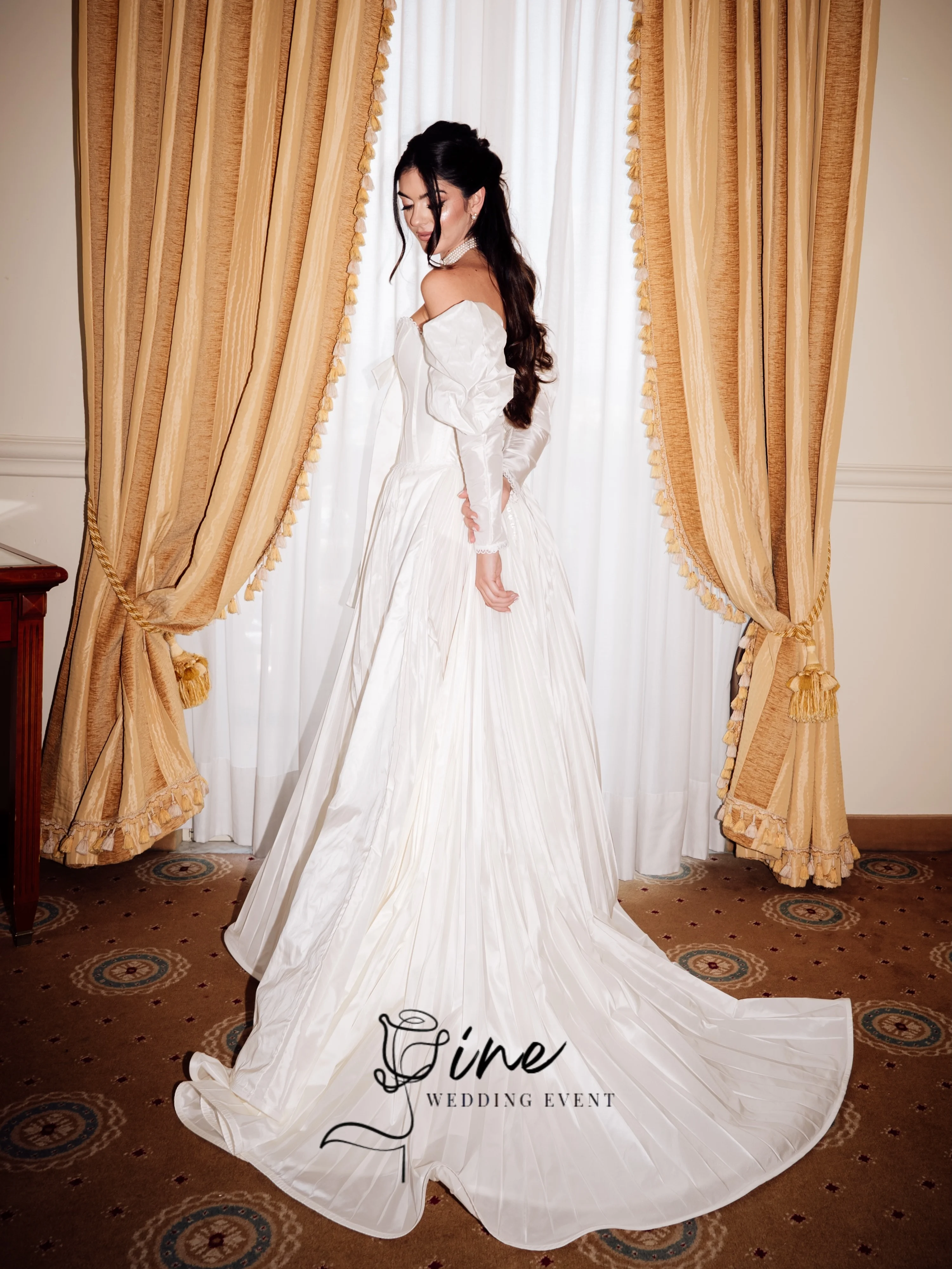 Oine Customized Off White V-Neck Wedding Dresses with Long Sleeve Elegant Satin A-line Pleat Bridal Gown свадебное платье 2026