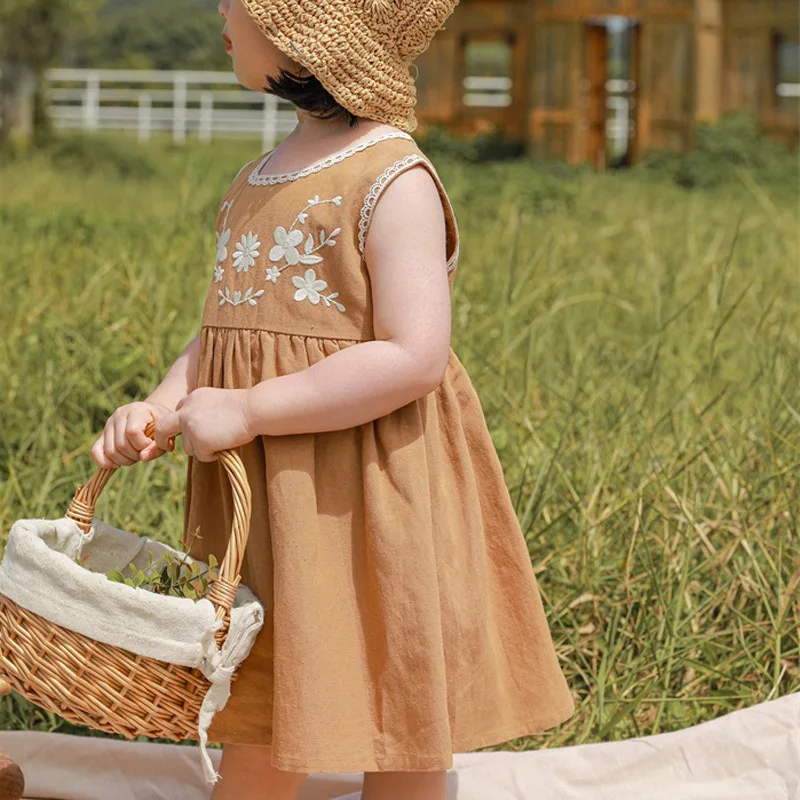 2024New Girls' Sundress Summer Sleeveless Embroidery Loose Backless Small and Older Children's Dresses Generation Hair