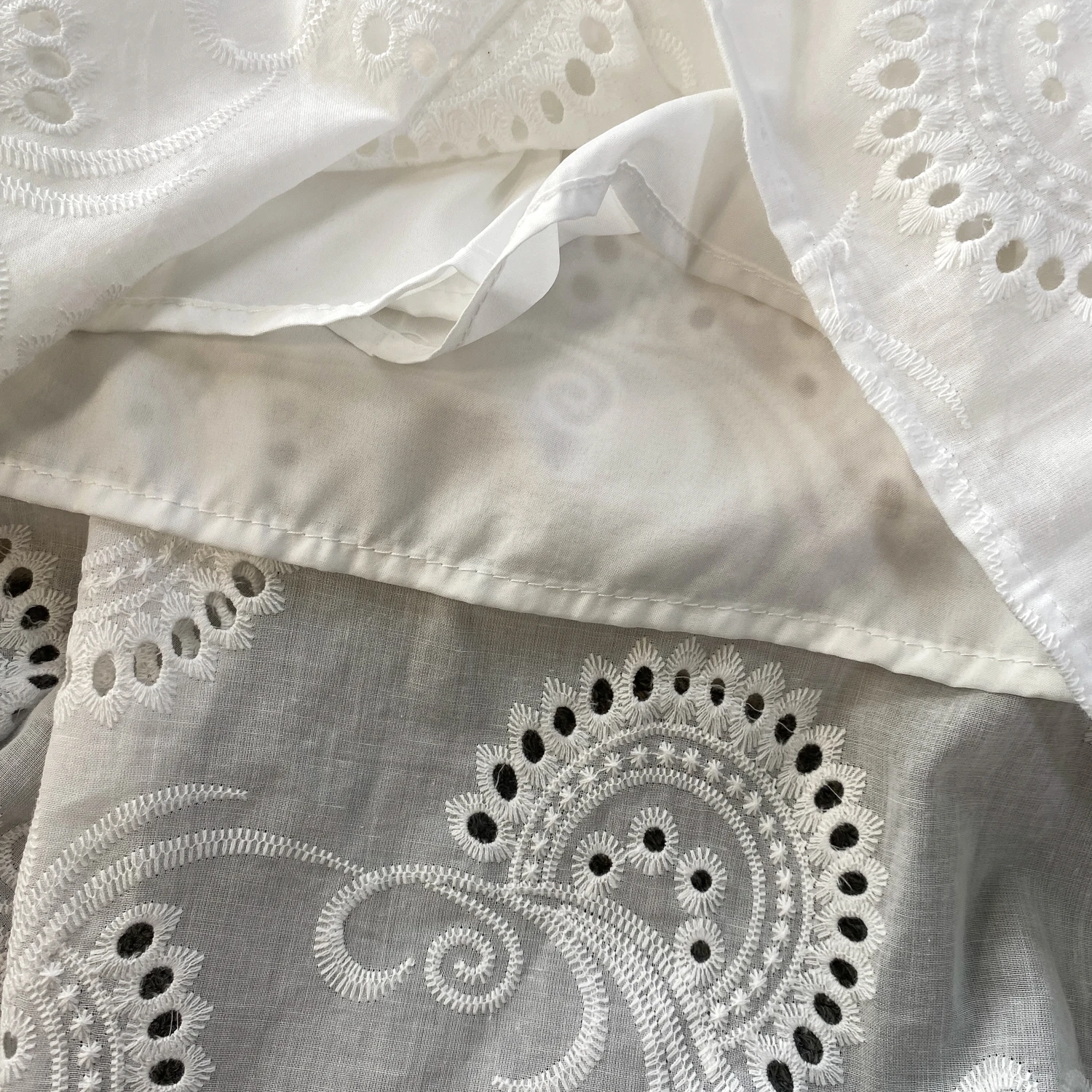 Sukienka damska w stylu boho, jednolita, z wycięciami, kwiatowym wzorem, luźna, w kształcie litery A, z długimi rękawami typu latarnia, dekolt w serek, długość do połowy łydki.