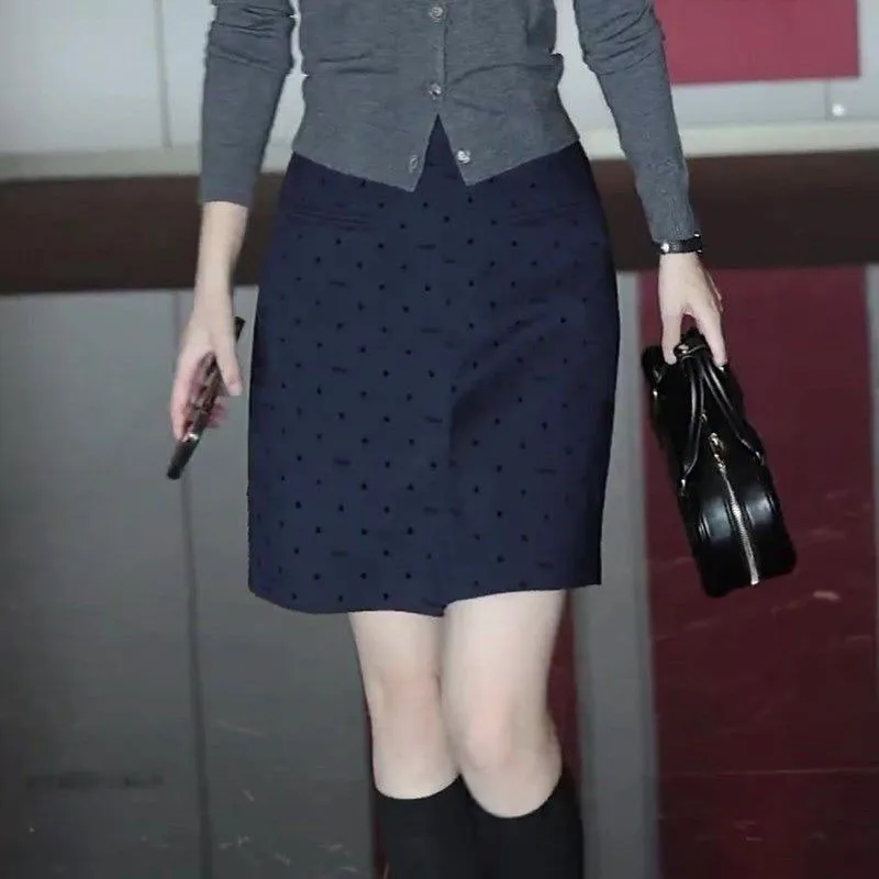 กระโปรงทรงเอลายจุดสไตล์เรโทรเอวสูง รุ่นใหม่ประจำฤดูใบไม้ร่วง/ฤดูหนาว ปี 2025 - สวยสง่า ทันสมัย ช่วยให้ดูผอมเพรียว พร้อมดีไซน์ผ่าข้าง