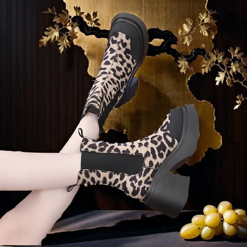 2024 scarpe da donna di marca stivali da donna con stampa leopardata stivali moderni Slip-on moda donna vendita calda punta tonda scarpe a metà