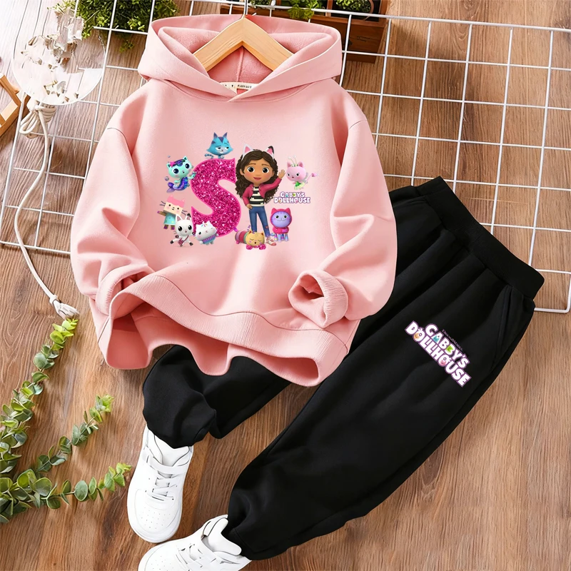 ชุดเสื้อฮู้ดและกางเกงขายาวลายการ์ตูน Gabby's Dollhouse สำหรับเด็ก 2 ชิ้น ชุดลำลองแฟชั่นสำหรับเด็กชายและเด็กหญิง เสื้อฮู้ดอุ่นๆ พร้อมกางเกงขายาว เหมาะเป็นของขวัญ