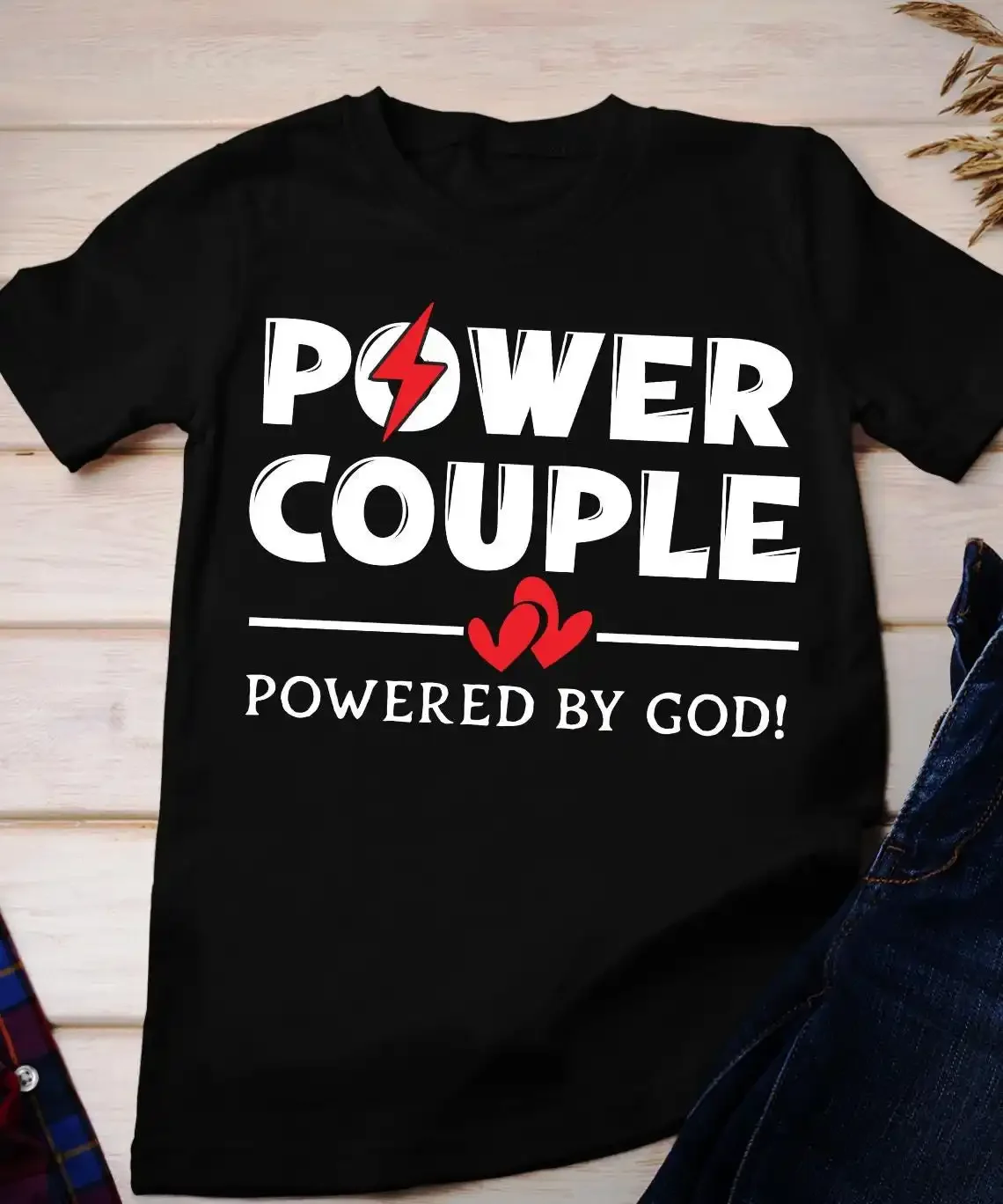 Power Couple Powered by God T-Shirt Valentinstag für Sie und Ihn, passendes Outfit zum Jahrestag, Liebe