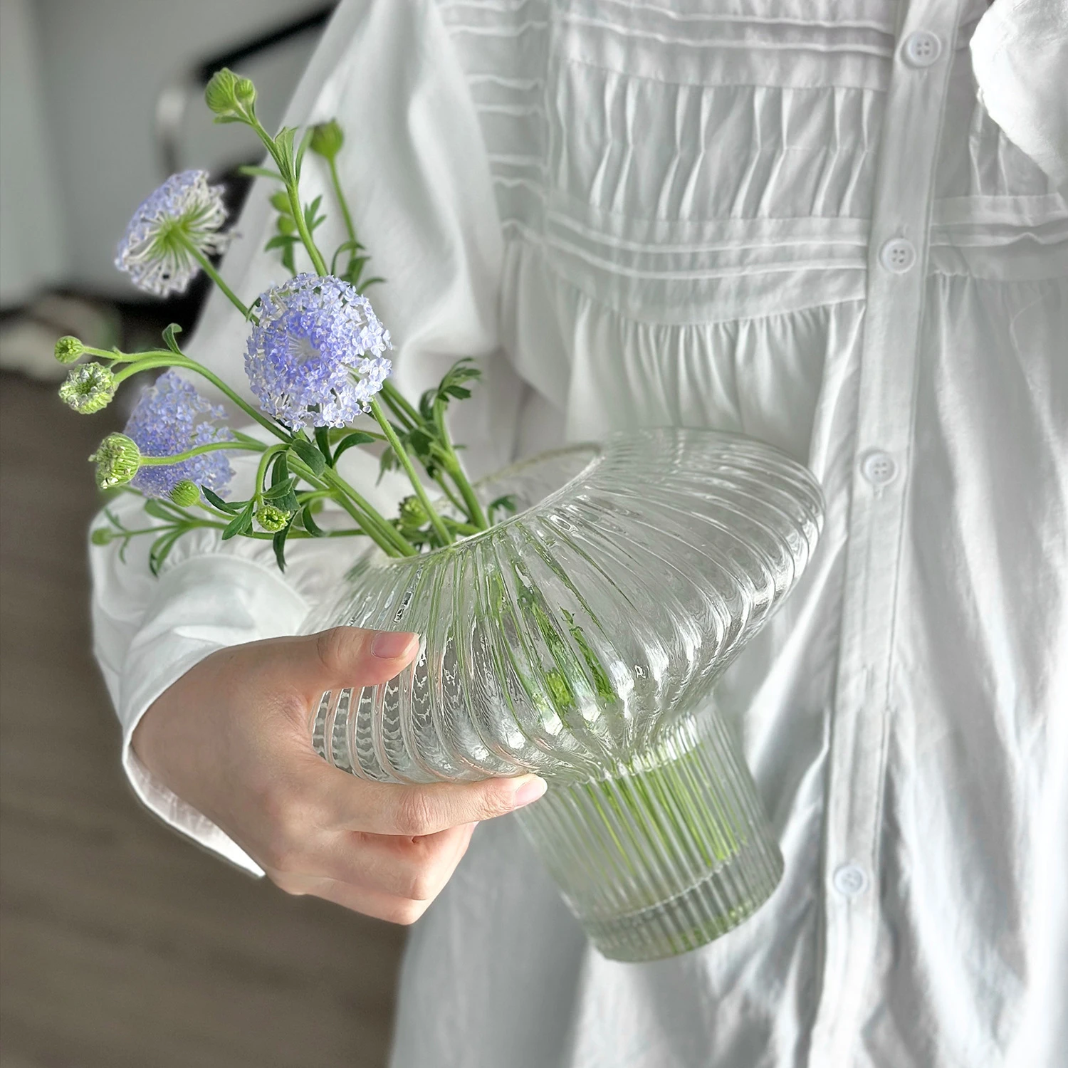 Transparent glass flying saucer design vase