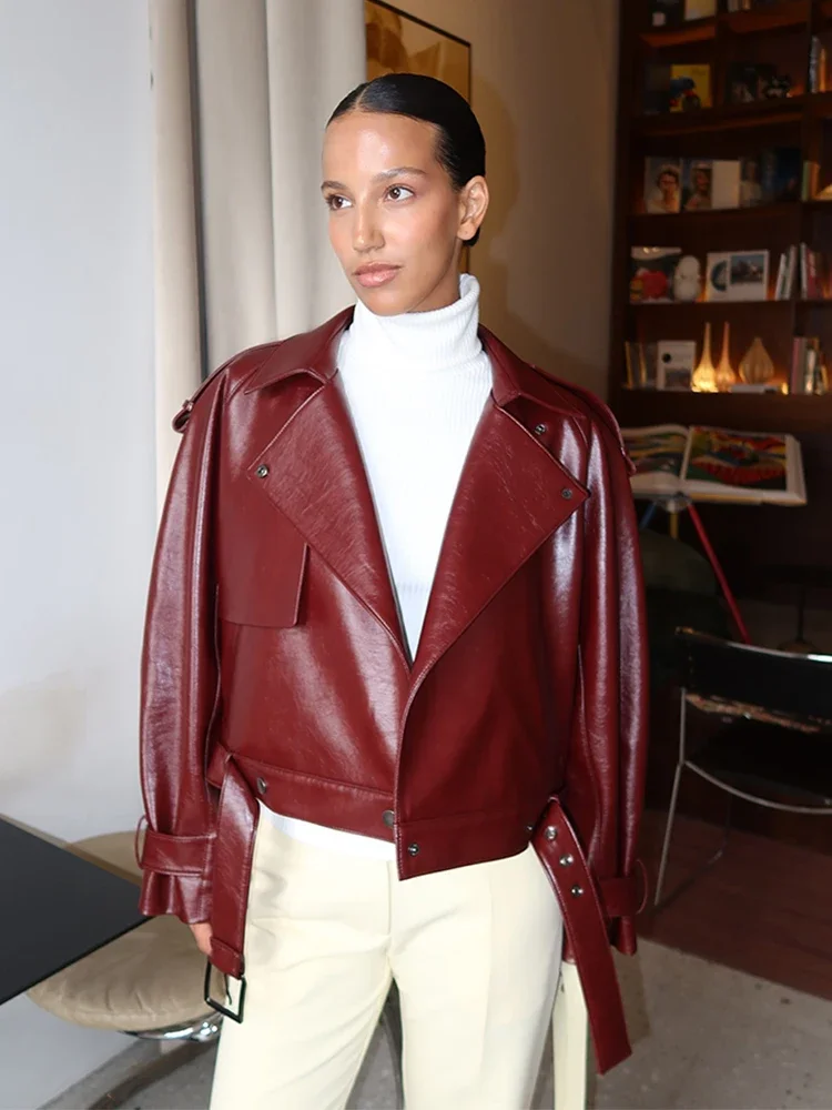 Chaqueta corta de cuero con cuello de solapa roja para mujer