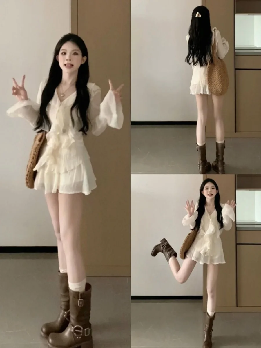 

Нежный женский повседневный комплект: рубашка с длинным рукавом для защиты от солнца и короткая юбка А-силуэта с высокой талией. Модный летний наряд для города.