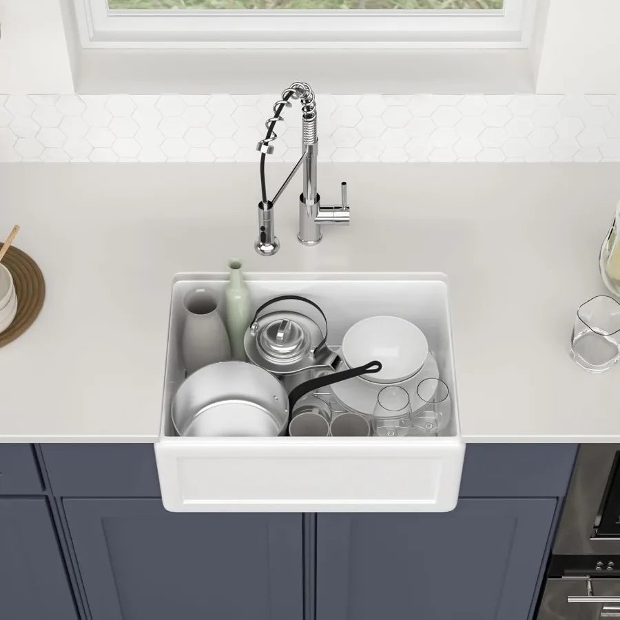 حوض مطبخ مزرعة أبيض مقاس 24 بوصة مع تصميم أمامي مريلة حوض سيراميك سفلي من Fireclay بوعاء واحد في كلاسي الريف