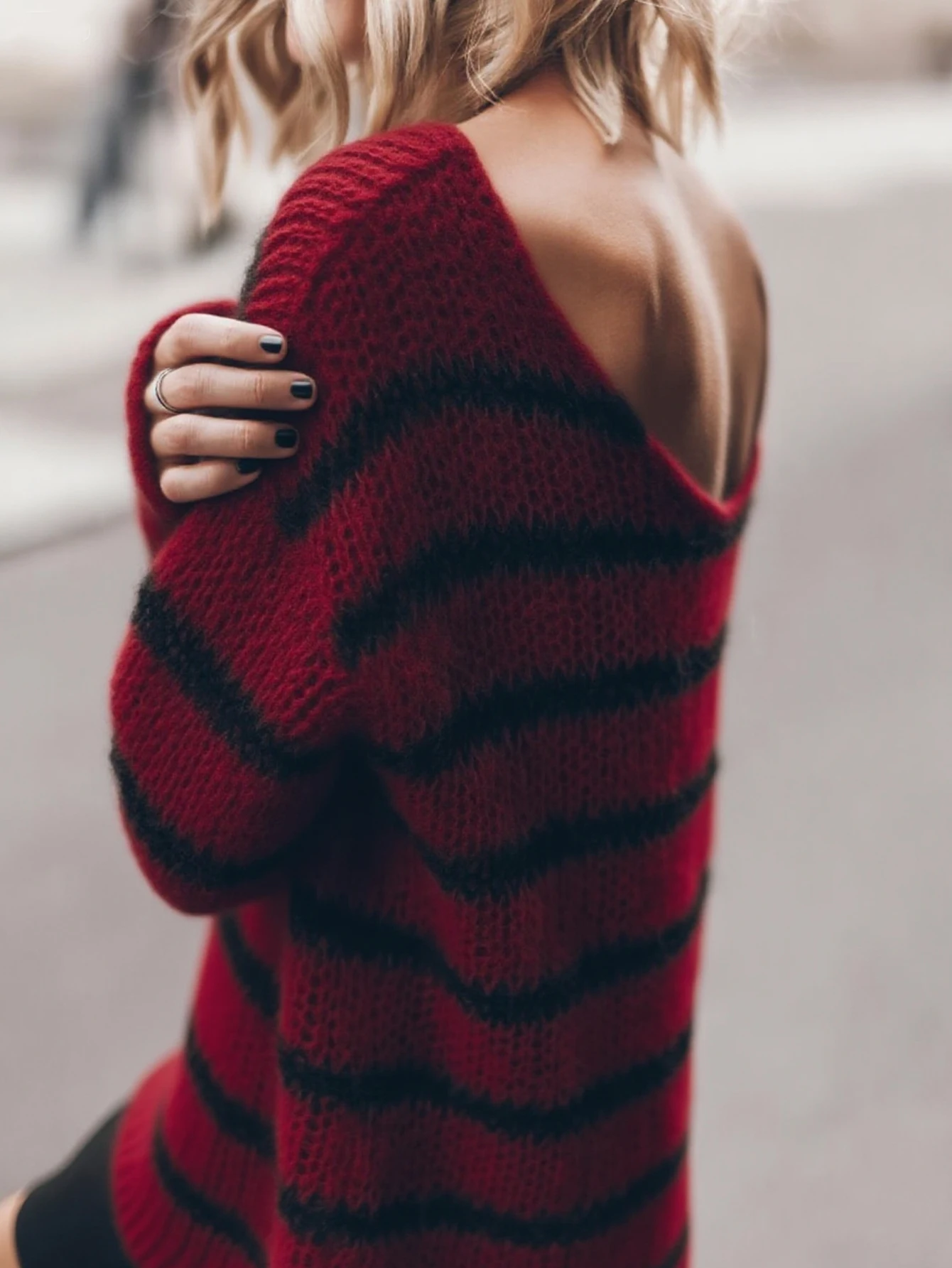 Autumn and Winter New Niche Knit Cardigan for Women, Designed with a Lazy Style, Sweater Top, Red Striped Pattern, Loose V-Neck Design Pullover, Casual and Elegant Autumn and Winter Top, Basic Versatile Style for Urban Commuting, Stylish and Casual Vacation Style, Designer Pattern Niche Knit Cardigan, New Year, Valentine's Day, Christmas Holiday Clothing, Instagram Style Clothing, Commonly Purchased by Koreans, Date Gift, Women's Clothing