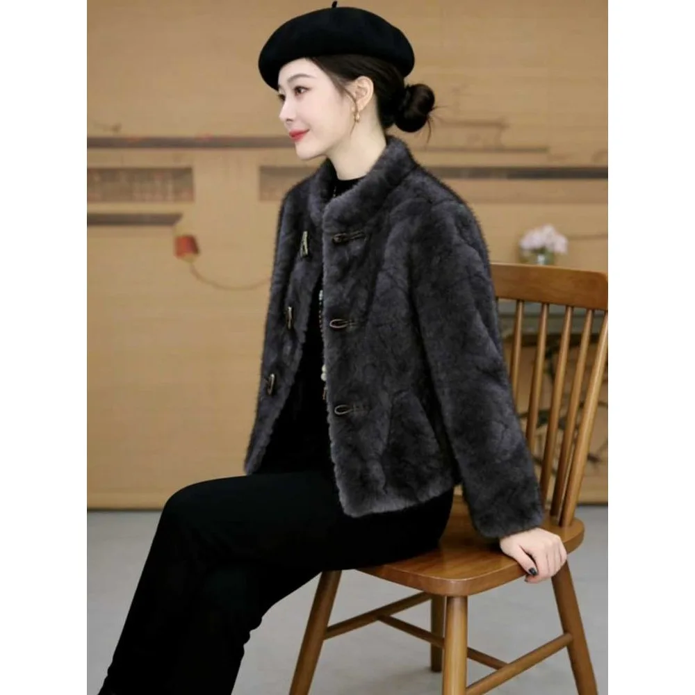 La chaqueta corta con hebilla de cuerno y cuello levantado muestra un temperamento fino, moda de otoño e invierno, empalme ligero de lujo