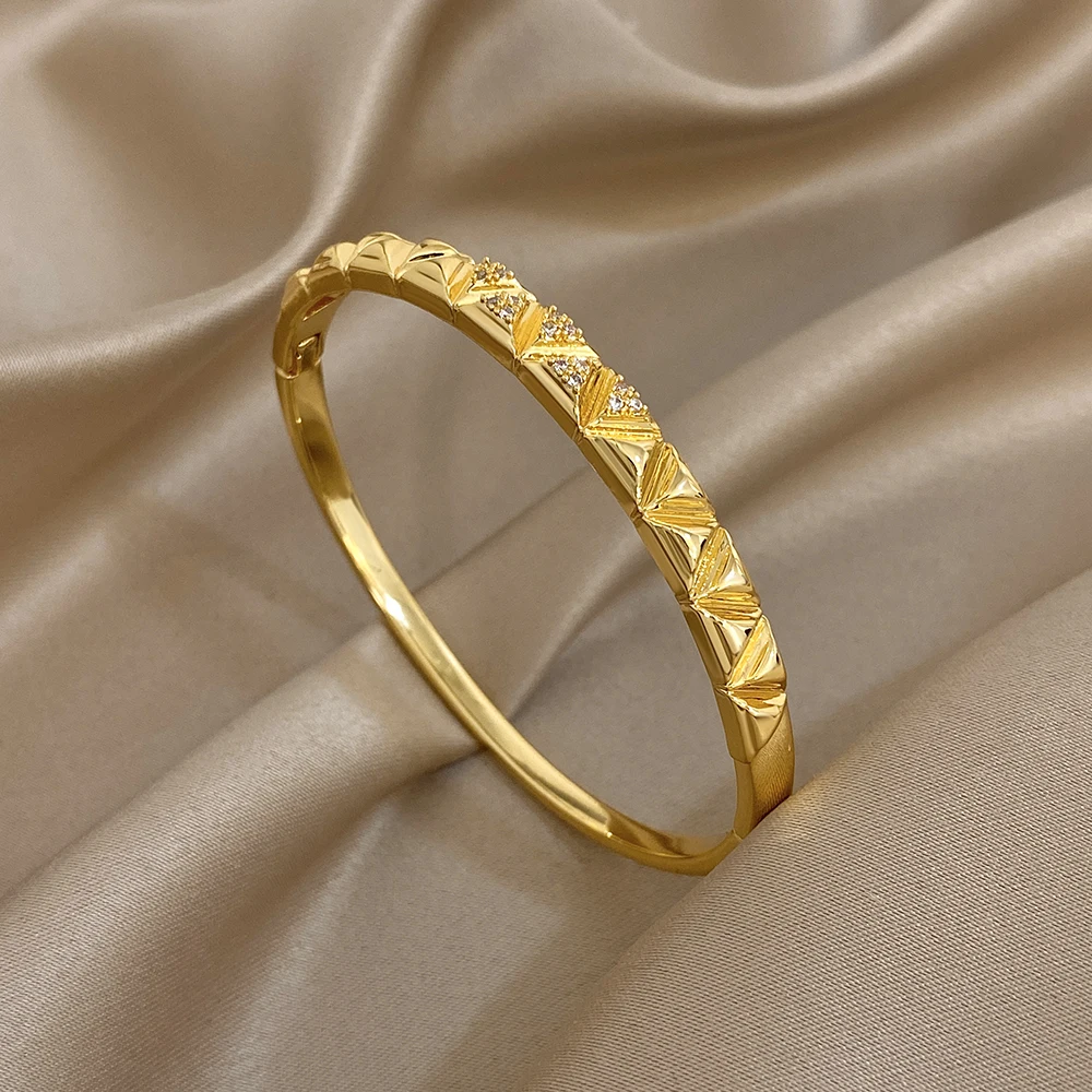 

Freetry Retro Inlaid Zircon Gold Plated Bangle Bracelet for Women Luxury Geometry Round Spring Buckle Bangle Wedding Jewelry New