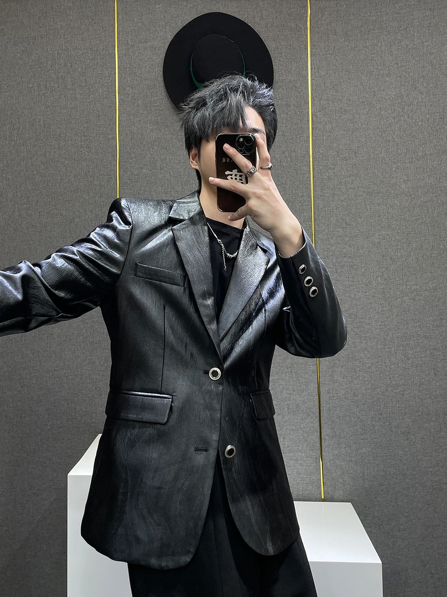 

Стильная простая черная кожаная куртка для мужчин с высококачественными подплечниками, универсальная, модная, повседневная, в городском стиле, с длинными рукавами