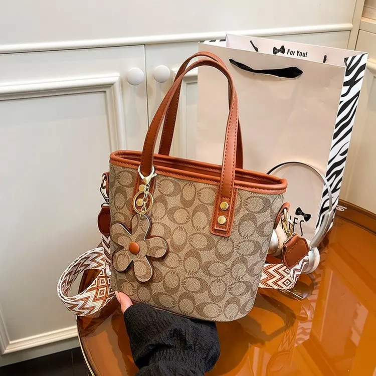 

Luxury High-End Minimalist Tote Bag For Women With Vintage Messenger Design And Large Capacity Business