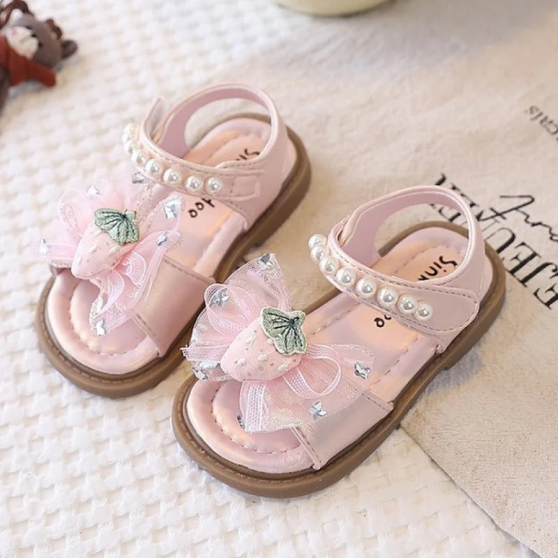 

Милые сандалии в корейском стиле для девочек, модные летние туфли с жемчужным бантом для принцесс, нескользящая пляжная обувь для ходьбы босиком.