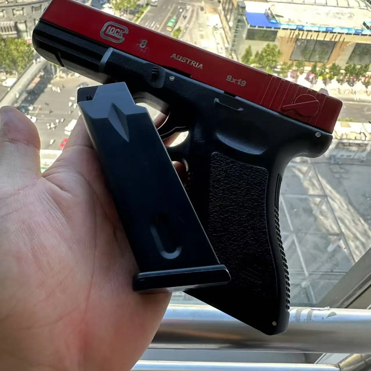 2025 جديد عيد الميلاد G17 سبيكة مسدس لعبة الحرائق 6 مللي متر الرصاص البلاستيكية مسافة إطلاق نار قوية 50 متر بعيدا هدية عيد ميلاد للأطفال